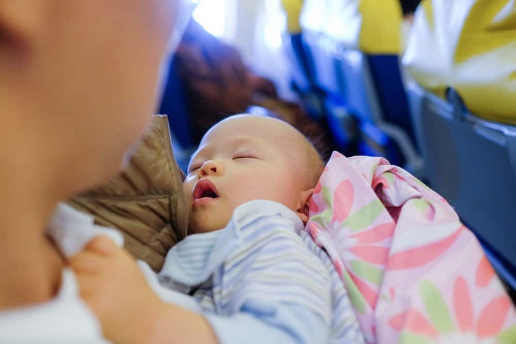Tips Membawa Bayi Baru Lahir Naik Pesawat 